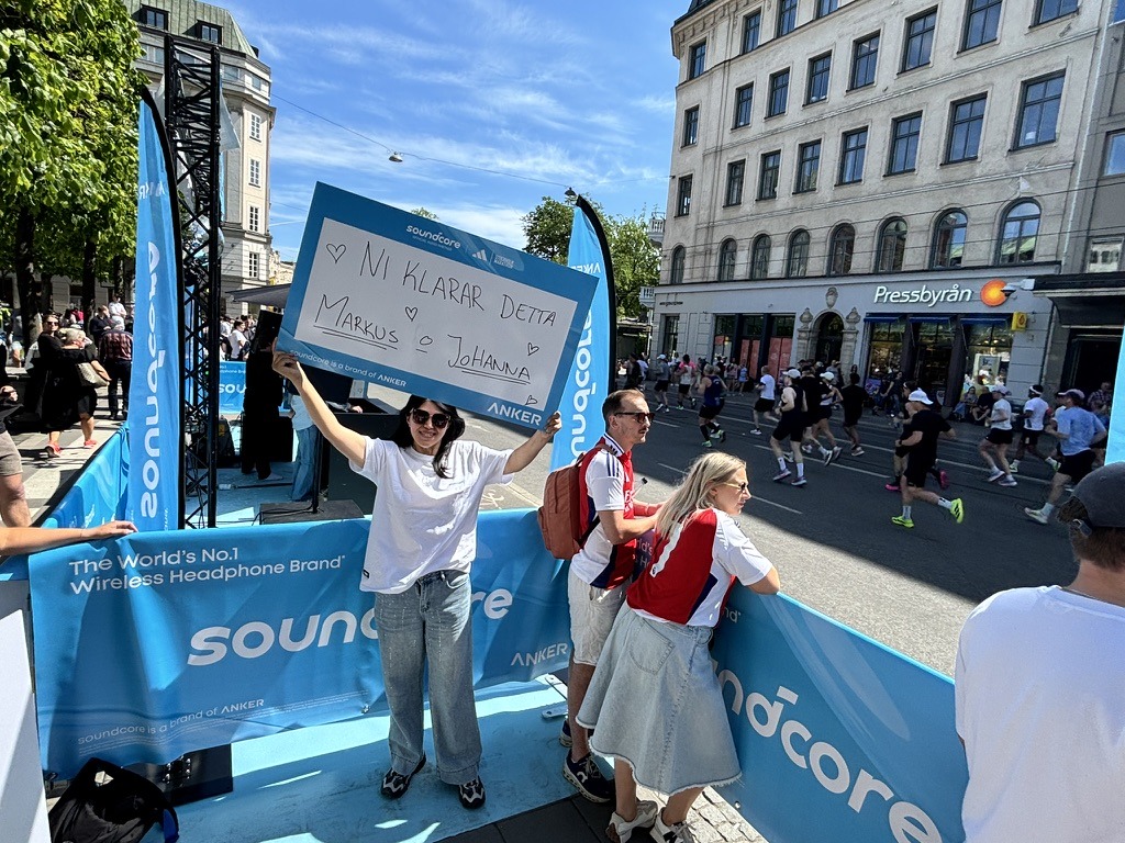 soundcore cheer zone supporting runners during Stockholm Marathon